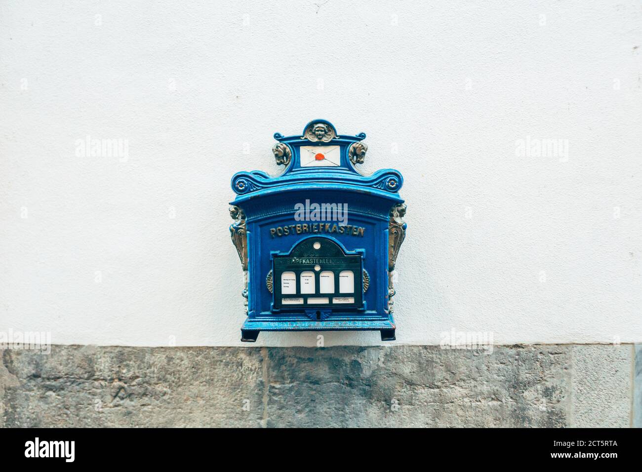 Wurzburg/Germany-3/1/19: Une boîte aux lettres bleue de la Deutsche poste, sur le mur d'un bâtiment. Deutsche Post AG est une multinationale allemande de livraison et de prise en charge de colis Banque D'Images