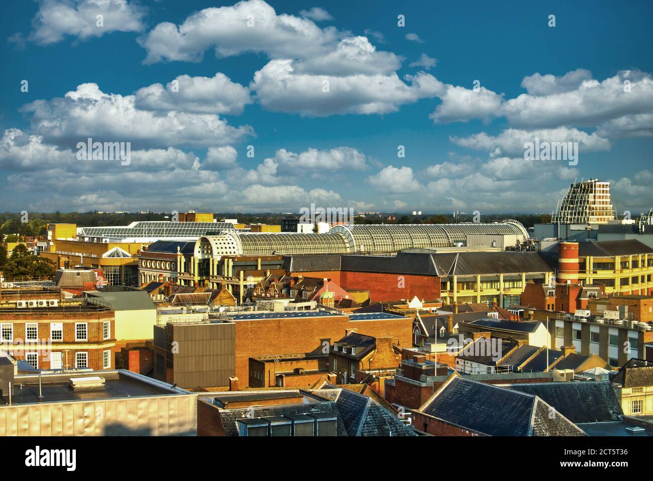 Vue aérienne sur les toits de Kingston upon Thames, Londres, Royaume-Uni - le toit voûté du Bentall Centre est en avant dans le centre commercial Banque D'Images