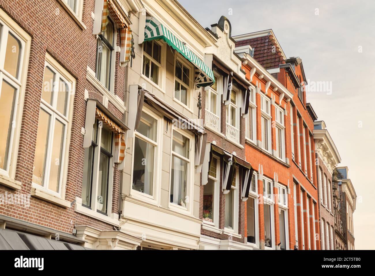 Rangée de maisons anciennes dans le centre-ville néerlandais de Leiden, aux pays-Bas Banque D'Images