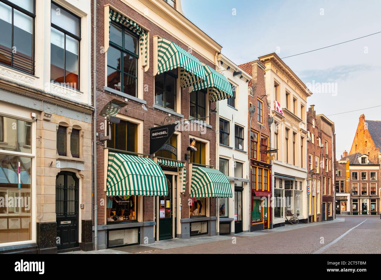 Zutphen, pays-Bas - 8 avril 2020 : rue commerçante vide avec bâtiments historiques dans l'ancien centre-ville hollandais de Zutphen, pays-Bas Banque D'Images