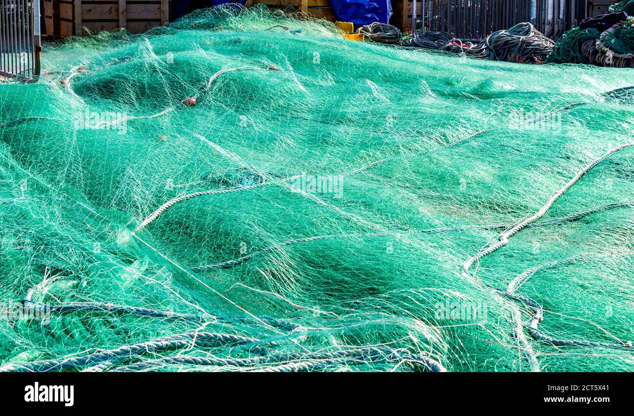 Des miles de Monofilament Gill Net s'entassés sur un quai à poissons Banque D'Images