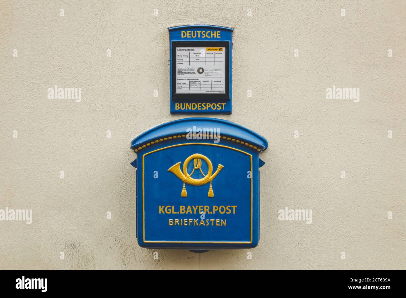 Rothenburg ob der Tauber/Germany-1/1/19: La boîte aux lettres bleue de la Deutsche, sur le mur d'un bâtiment. Deutsche Post AG est une multinationale allemande Banque D'Images