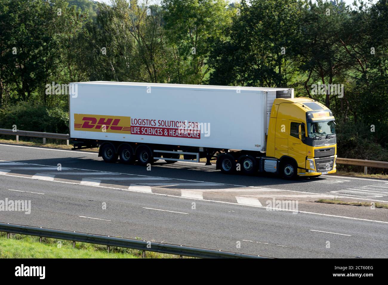 Un camion DHL quittant l'autoroute M40 à la sortie 15, Warwick, Royaume-Uni Banque D'Images