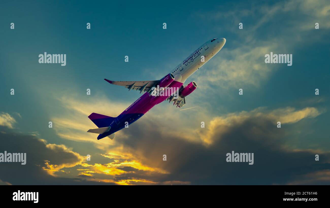 Héraklion, Grèce - le 16 août 2020 - Airbus A321-200 de la compagnie aérienne Wizz Air UK après avoir quitté l'aéroport d'Héraklion en Grèce Banque D'Images