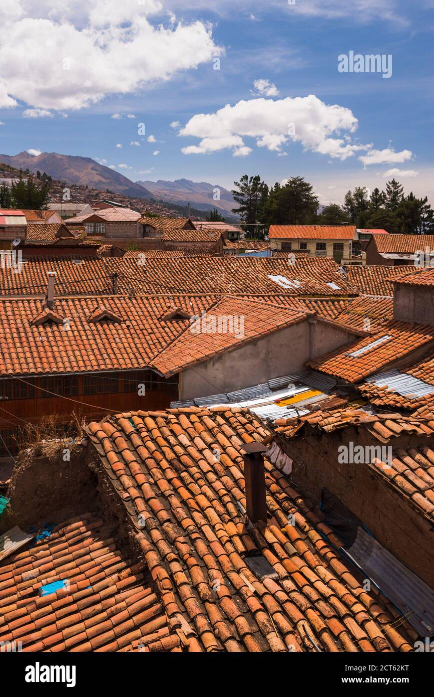 Toits carrelés rouges de Cusco (alias Cuzco, Quscsu et Quosco), région de Cusco, Pérou, Amérique du Sud Banque D'Images
