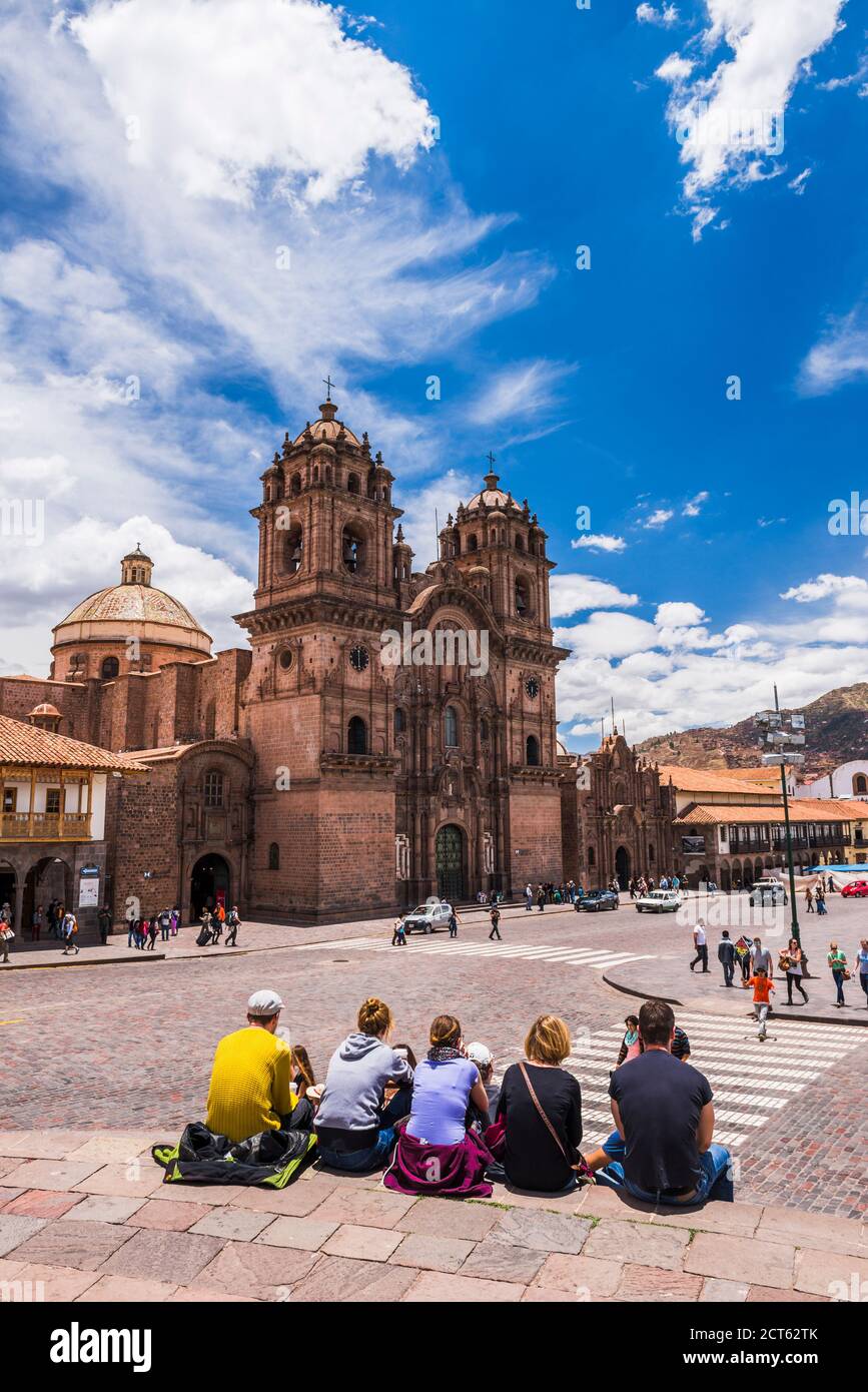 Touristes et Église de la Société de Jésus, Plaza de Armas, Cusco, Pérou, Amérique du Sud Banque D'Images