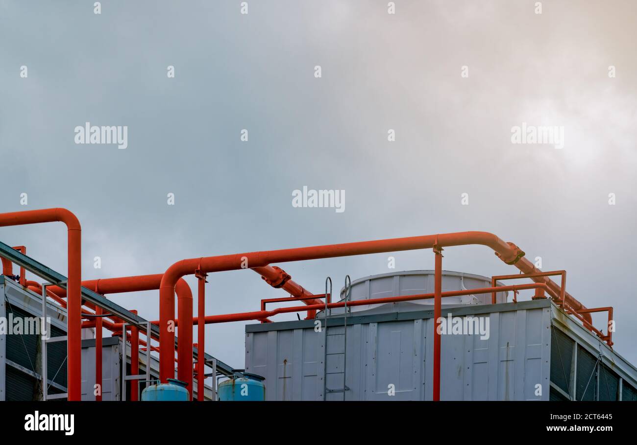 Tour de refroidissement sur le toit du bâtiment. Système de refroidissement industriel. Refroidisseur d'air. Unité de climatisation. Refroidisseur refroidi par air avec système de tuyauterie. Banque D'Images