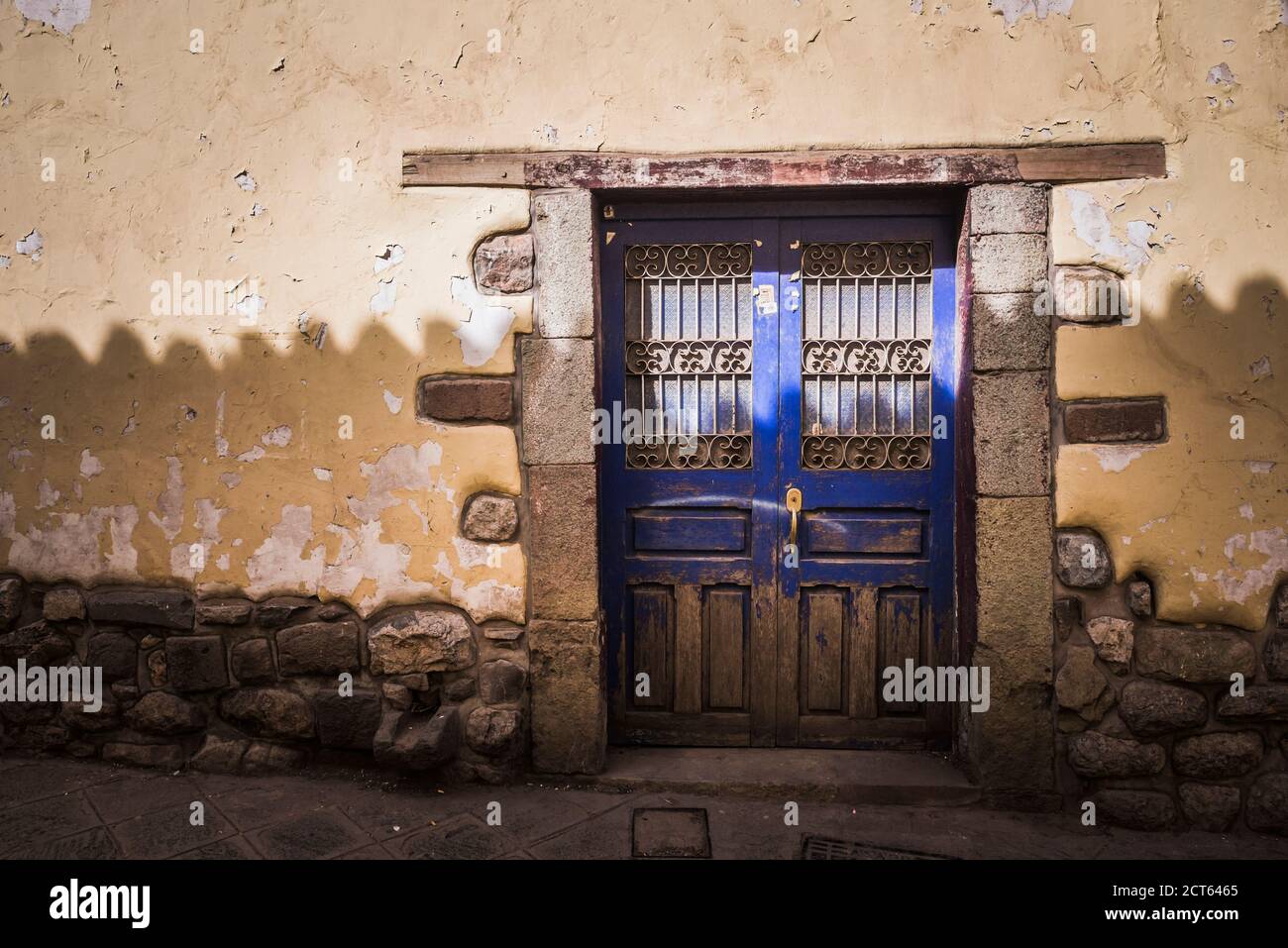 Vieille porte bleue à Cusco (alias Cuzco, Quscsu et Quosco), région de Cusco, Pérou, Amérique du Sud Banque D'Images