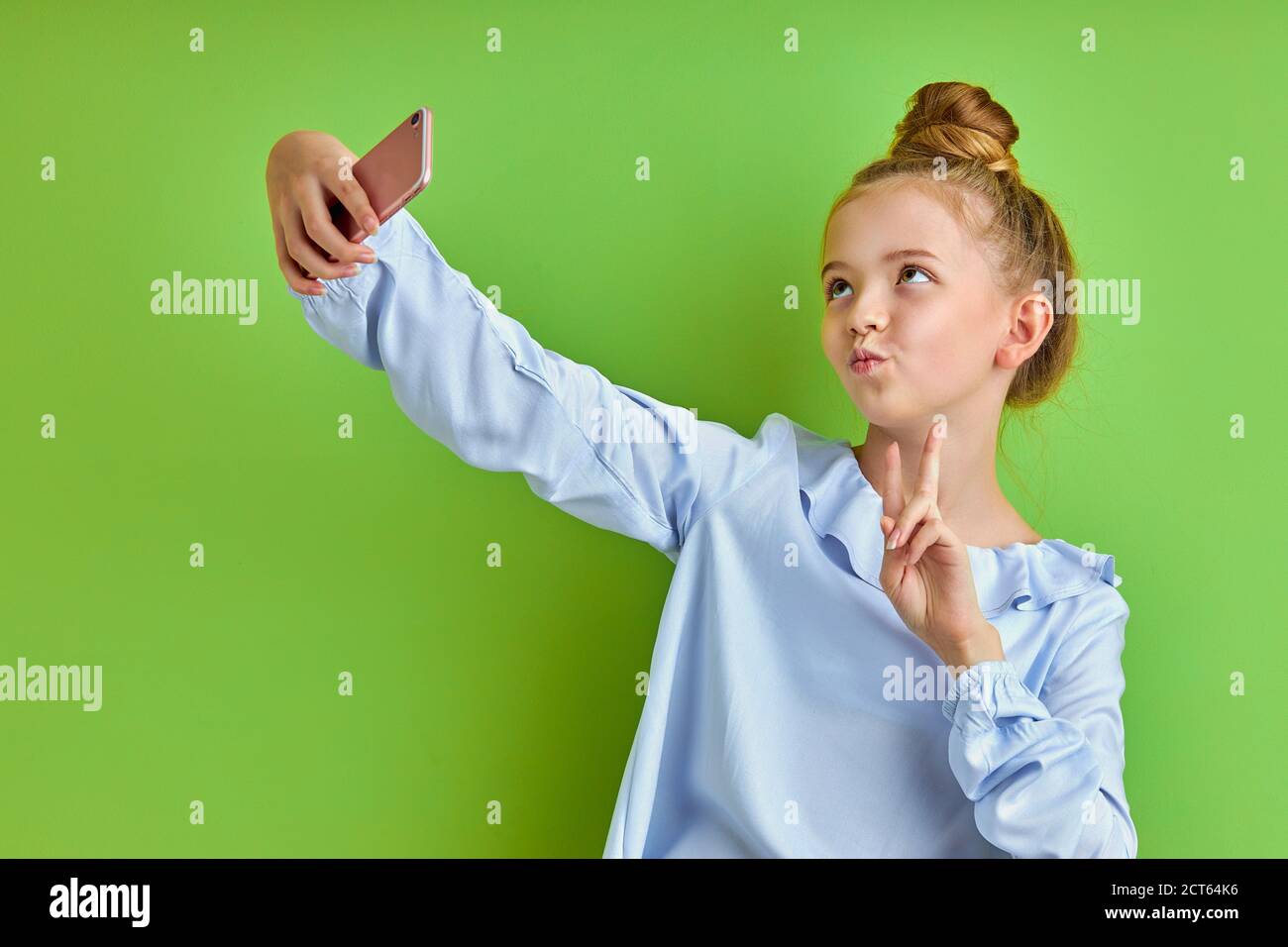 Petite Fille Folle Emotive Prendre La Photo Au Telephone Seul Belle Fille De Jeune Fille Faire Selfie Posant Photo Stock Alamy