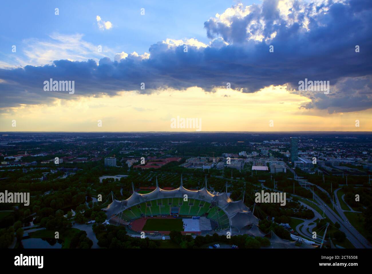 Vue aérienne de l'Olympiapark de Munich au crépuscule . De beaux nuages au-dessus de la ville Banque D'Images