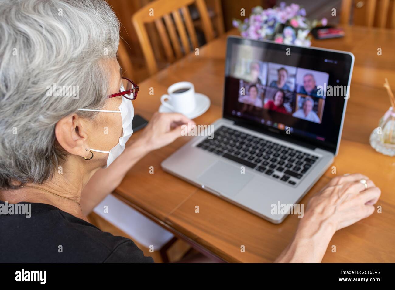 Antalya, TURQUIE - 21 septembre 2020. Une vieille femme ayant un appel de visioconférence Zoom Meeting avec sa famille via un ordinateur. Restez à la maison Zoom meeting co Banque D'Images