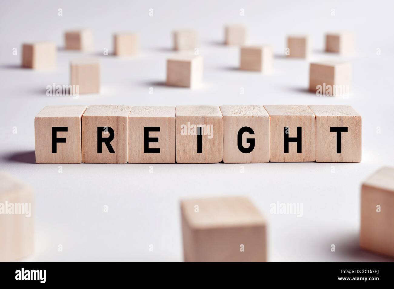 Le mot fret sur des cubes en bois. Distribution logistique, entrepôt ou livraison, ou concept d'entreprise. Banque D'Images