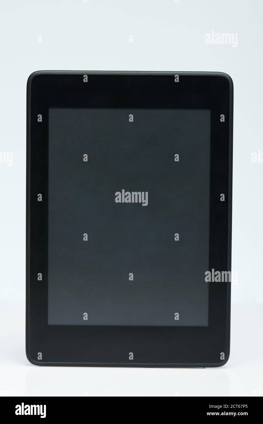 Vue avant du lecteur d'e-livre isolé sur le studio blanc arrière-plan Banque D'Images