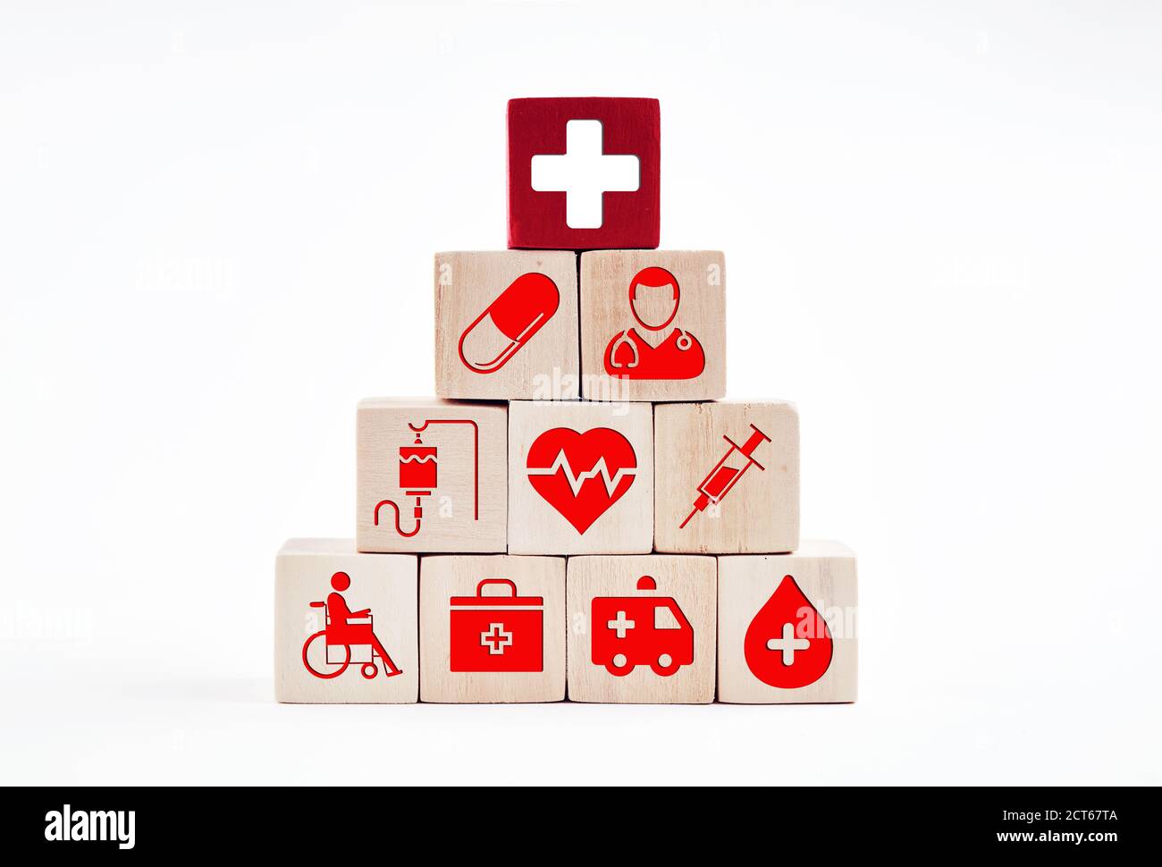 Assurance santé ou concept de service. Icônes de santé médicale sur des cubes en bois empilés. Banque D'Images