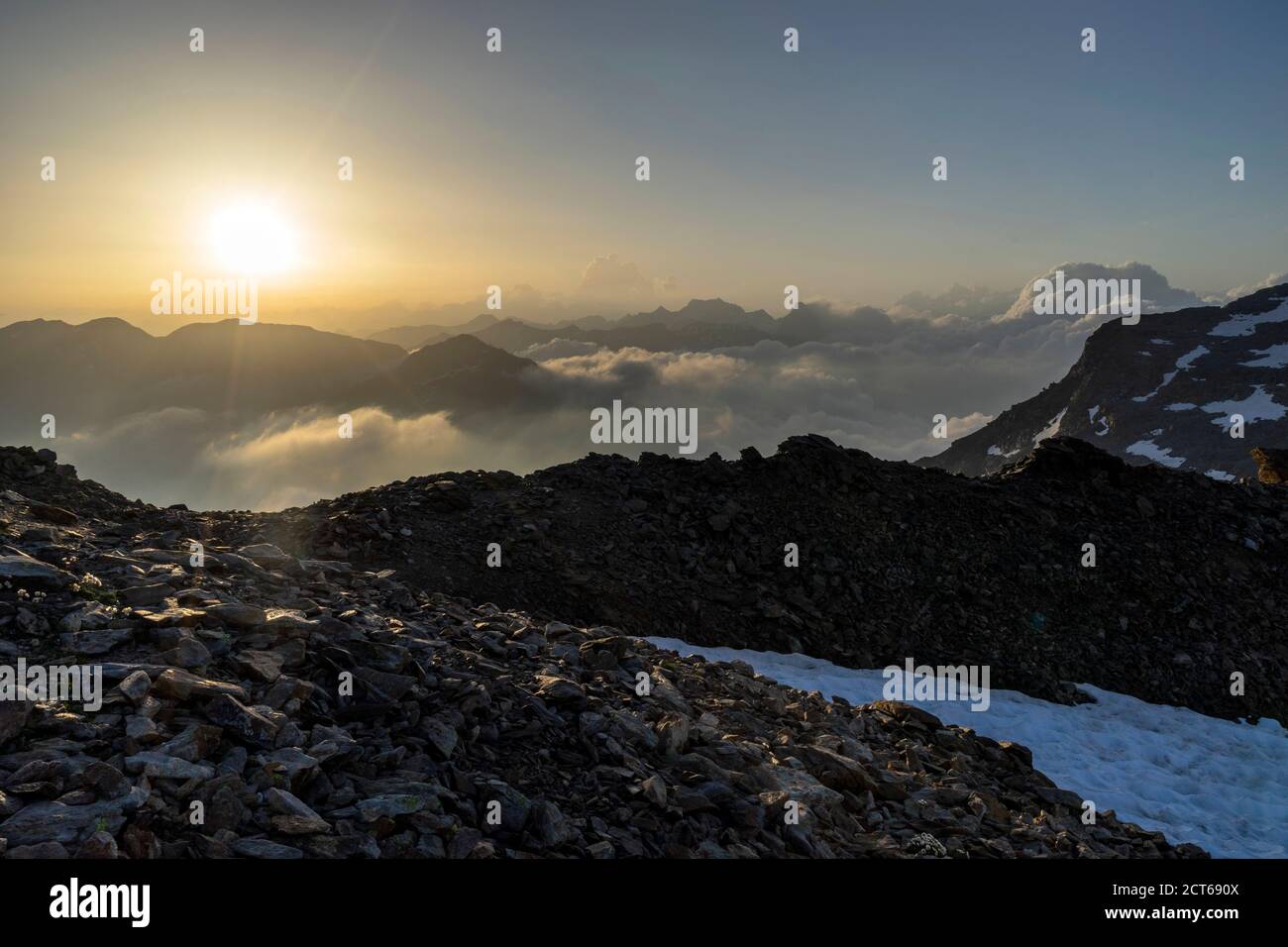 Sonnenaufgang über den schweizerisch-italienischen Grenzbergen. Sicht vom Munt pers, Oberengadin, Kanton Graubünden. Banque D'Images