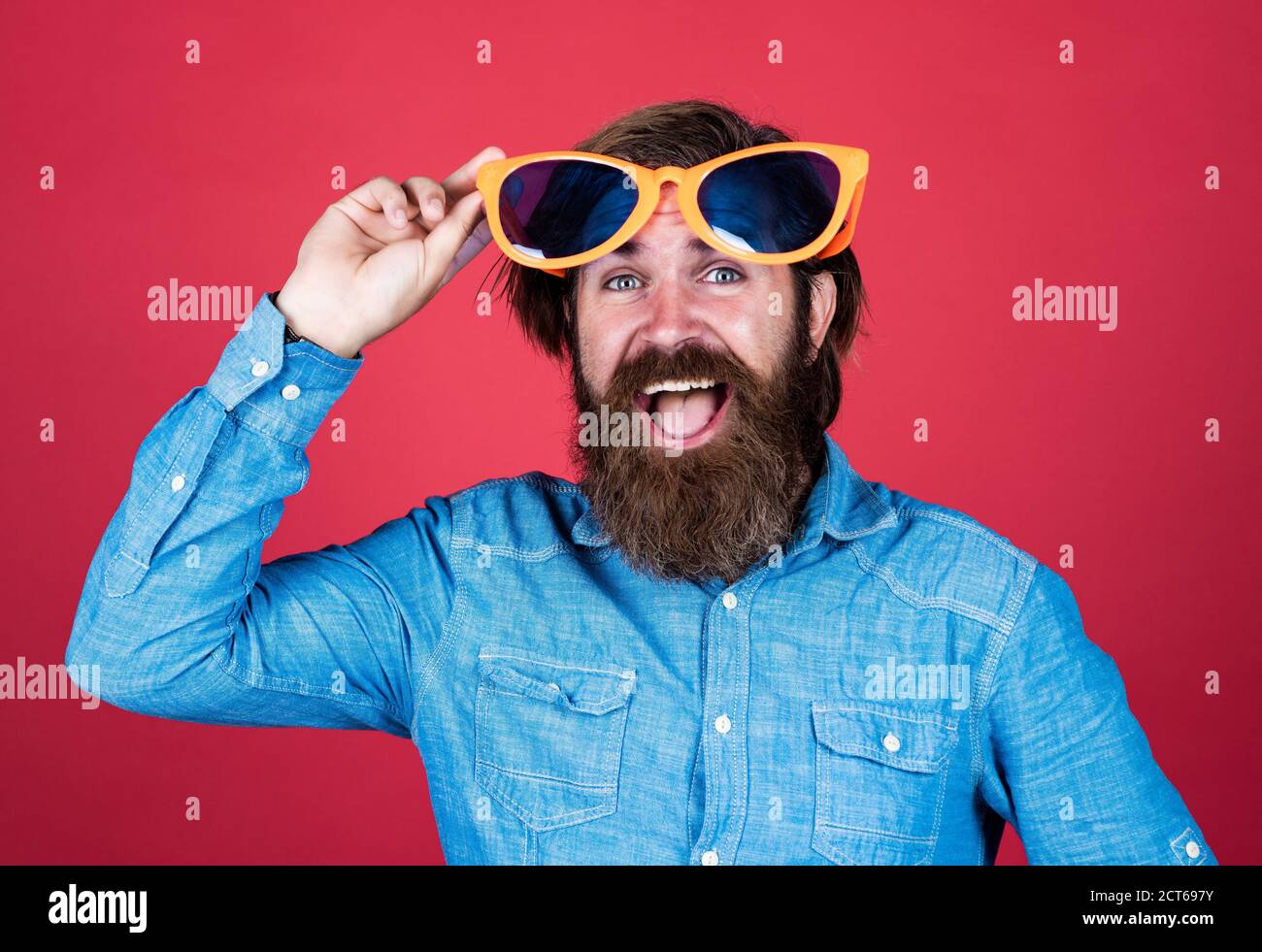 Directeur D Evenement Mature Amusez Vous Joyeux Anniversaire Pret Pour La Fete Fetez Les Vacances Drole De Boxer Avec Barbe Joyeux Homme A Barbe Portez Des Lunettes De Fete Amusantes Photo Stock Alamy
