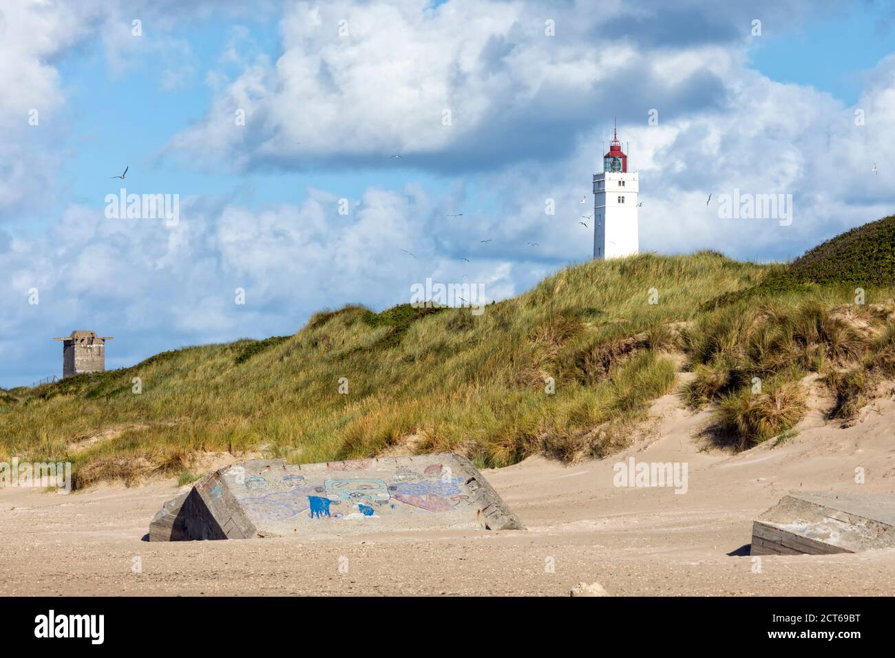 Vestiges de bunkers du mur de l'Atlantique à la plage et dans les dunes autour du phare de Blåvand, Jutland, Danemark Banque D'Images