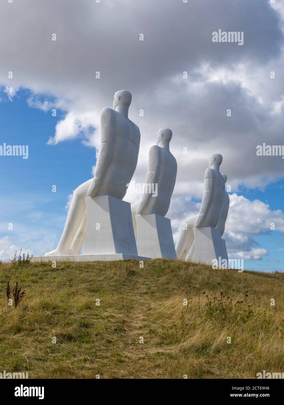 Esbjerg, Danemark - 27 août 2020 : vue arrière de la colossale scultpure „Men at Sea“ par Svend Wiig Hansen sur la rive près du port de la ville. Danois Banque D'Images