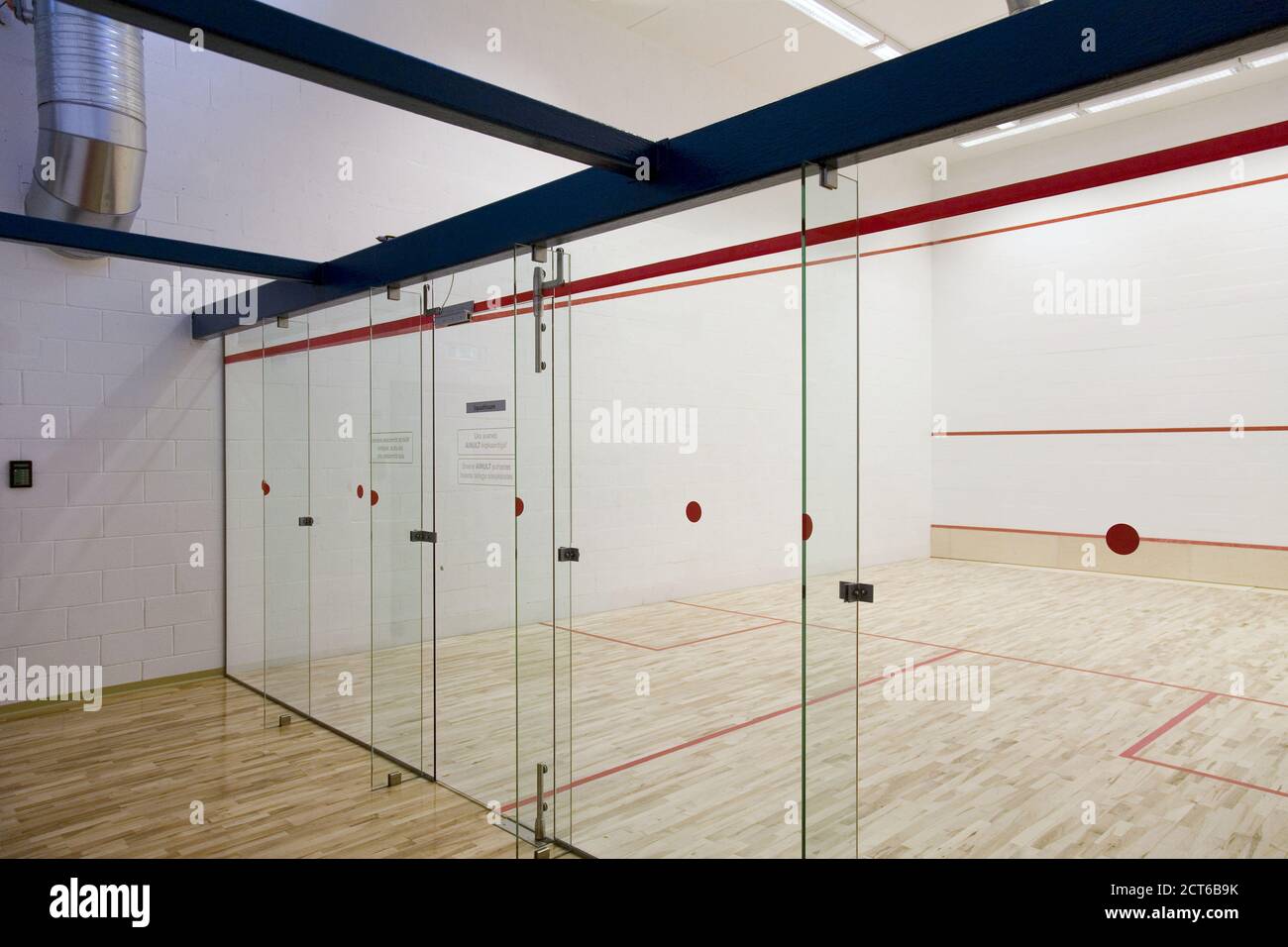 Séparateur en verre pour terrain de racquetball Banque D'Images