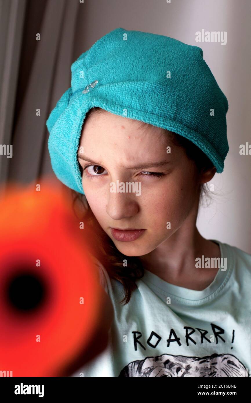 un garçon de 11 ans qui pointe un fusil de nerf. Banque D'Images