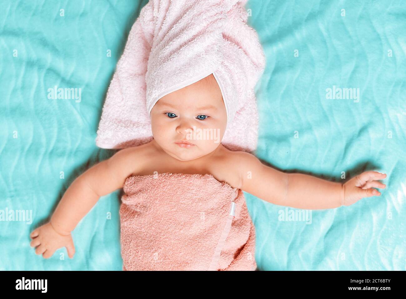 Portrait D Un Bebe Mignon Enveloppe D Une Serviette Rose Sur Une Feuille Bleue Vue Du Dessus Bebe Apres Le Bain Photo Stock Alamy
