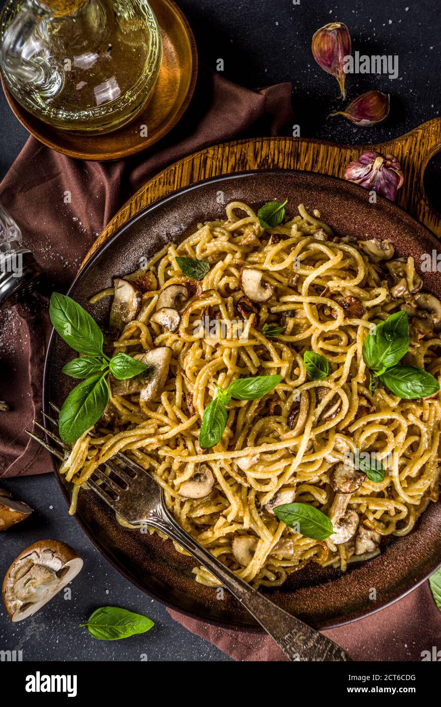 Pâtes à spaghetti aux champignons avec sauce crémeuse au béchamel, Banque D'Images
