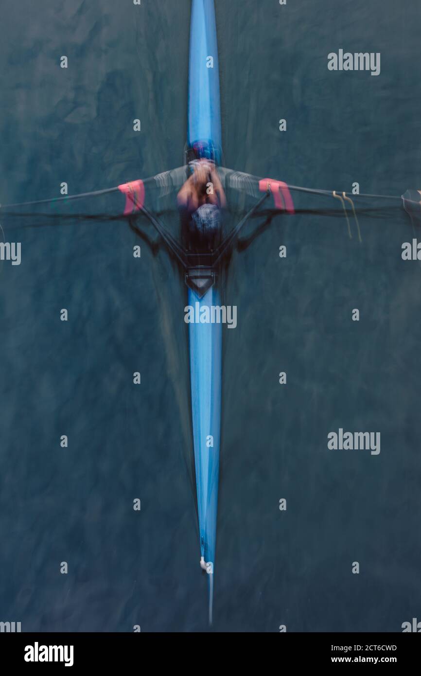 Un bateau à mouettes et un rameur sur l'eau, vue d'en haut. Banque D'Images