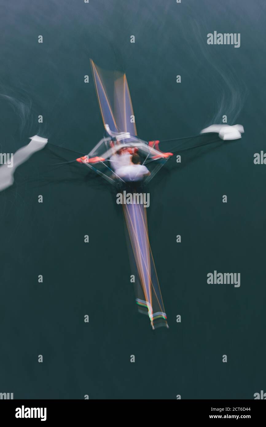 Un bateau à mouettes et un rameur sur l'eau, vue d'en haut. Flou de mouvement Banque D'Images