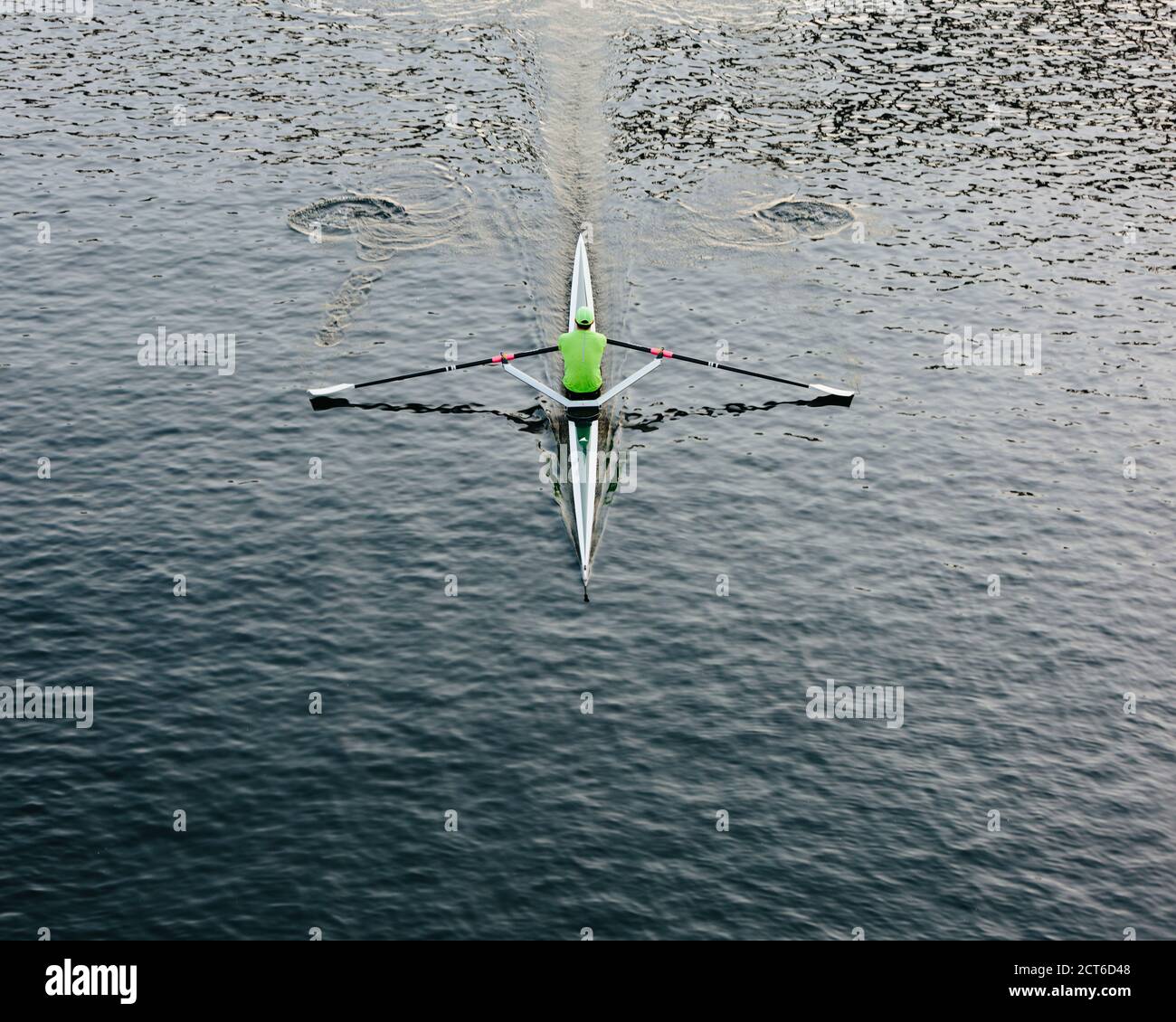 Un bateau à mouettes et un rameur sur l'eau, vue d'en haut. Banque D'Images