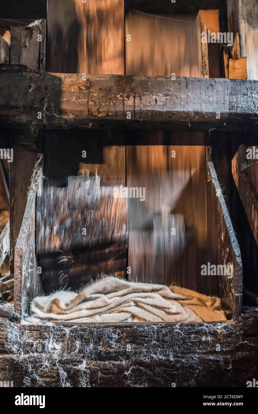 La laine de pétalage à l'aide d'une roue de moulin à eau, Sarbi, Maramures, Roumanie Banque D'Images