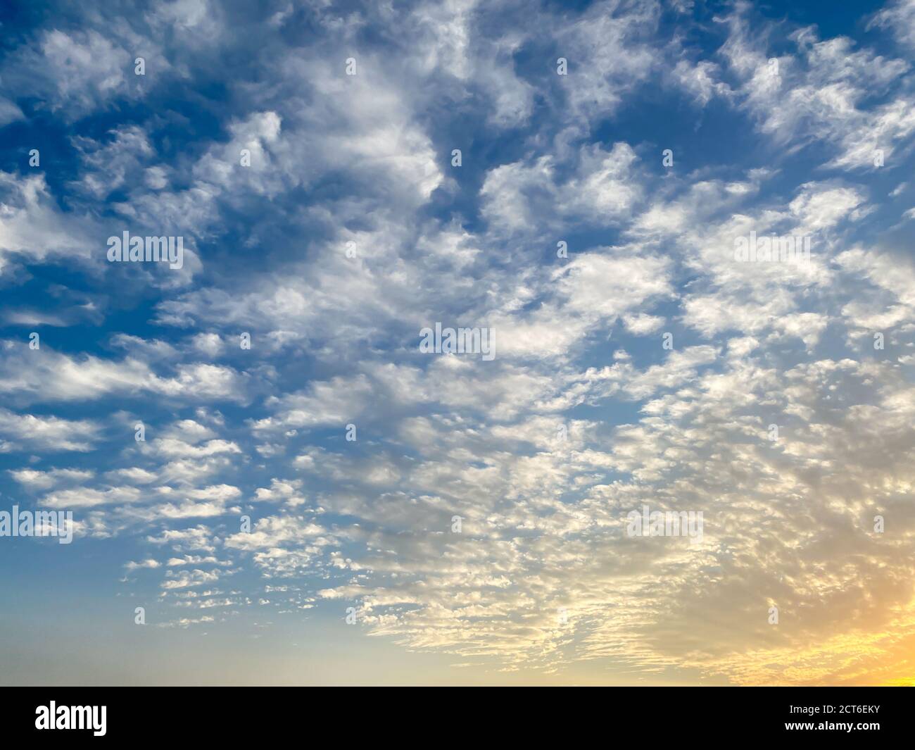 Coucher de soleil dans le ciel avec des nuages spectaculaires. Magnifique coucher de soleil. Banque D'Images