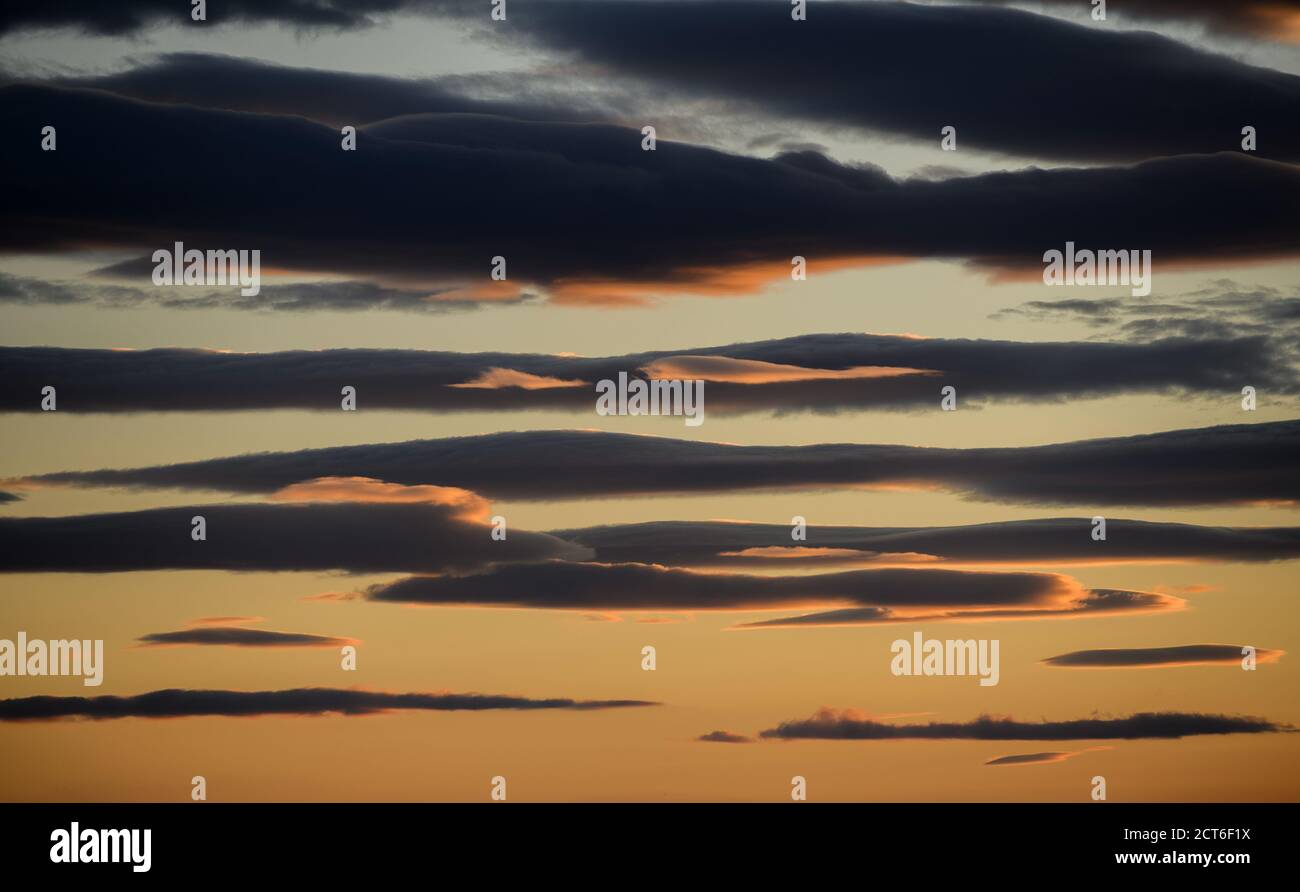 Beau et chaud soleil de couleur ciel. Banque D'Images