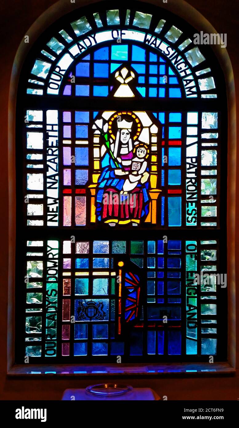 Notre Dame de Walsingham, vitrail; mots; Patroness de l'Angleterre; la dot de notre Dame; New Nazareth; art religieux; église catholique, colorée; v Banque D'Images