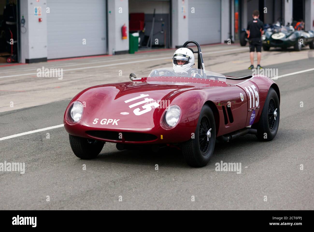 John Burton a conduit son 1958, Jaguar Alton sur la voie nationale de la Pit pendant le Trophée Woodcote RAC pour les voitures de sport pré '56, session de qualification Banque D'Images
