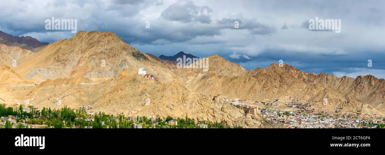 DAS Kloster Namgyal Tsemo Gompa auf dem Tsenmo-Hügel, ein Aussichtspunkt über Leh, Ladakh, Jammu und Kaschmir, Indien, Asien Banque D'Images