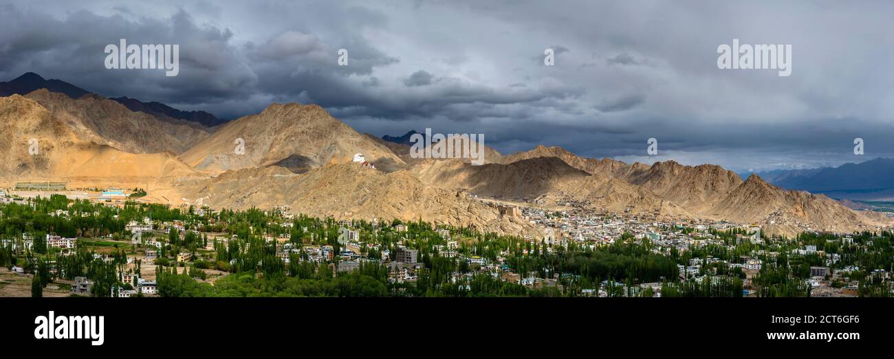 DAS Kloster Namgyal Tsemo Gompa auf dem Tsenmo-Hügel, ein Aussichtspunkt über Leh, Ladakh, Jammu und Kaschmir, Indien, Asien Banque D'Images