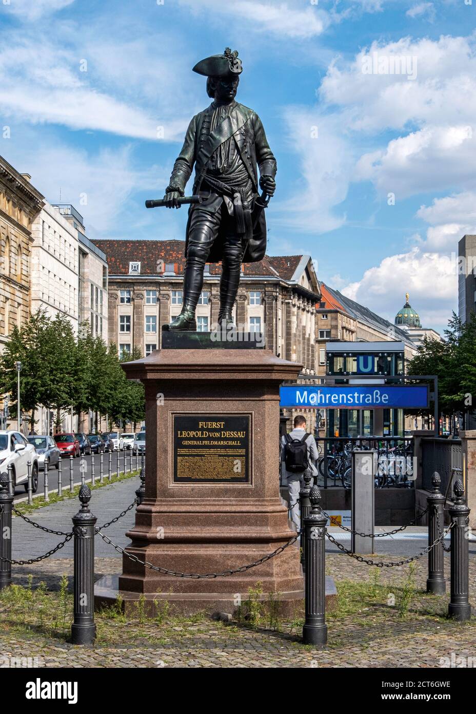 Berlin, Mitte, entrée de la station de métro Mohrenstrasse U et statue du Prince Léopold I de DessauLa station doit être rebaptisée Anton-Wilhelm-Amo. Banque D'Images