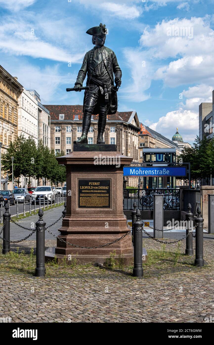 Berlin, Mitte, entrée de la station de métro Mohrenstrasse U et statue du Prince Léopold I de DessauLa station doit être rebaptisée Anton-Wilhelm-Amo. Banque D'Images