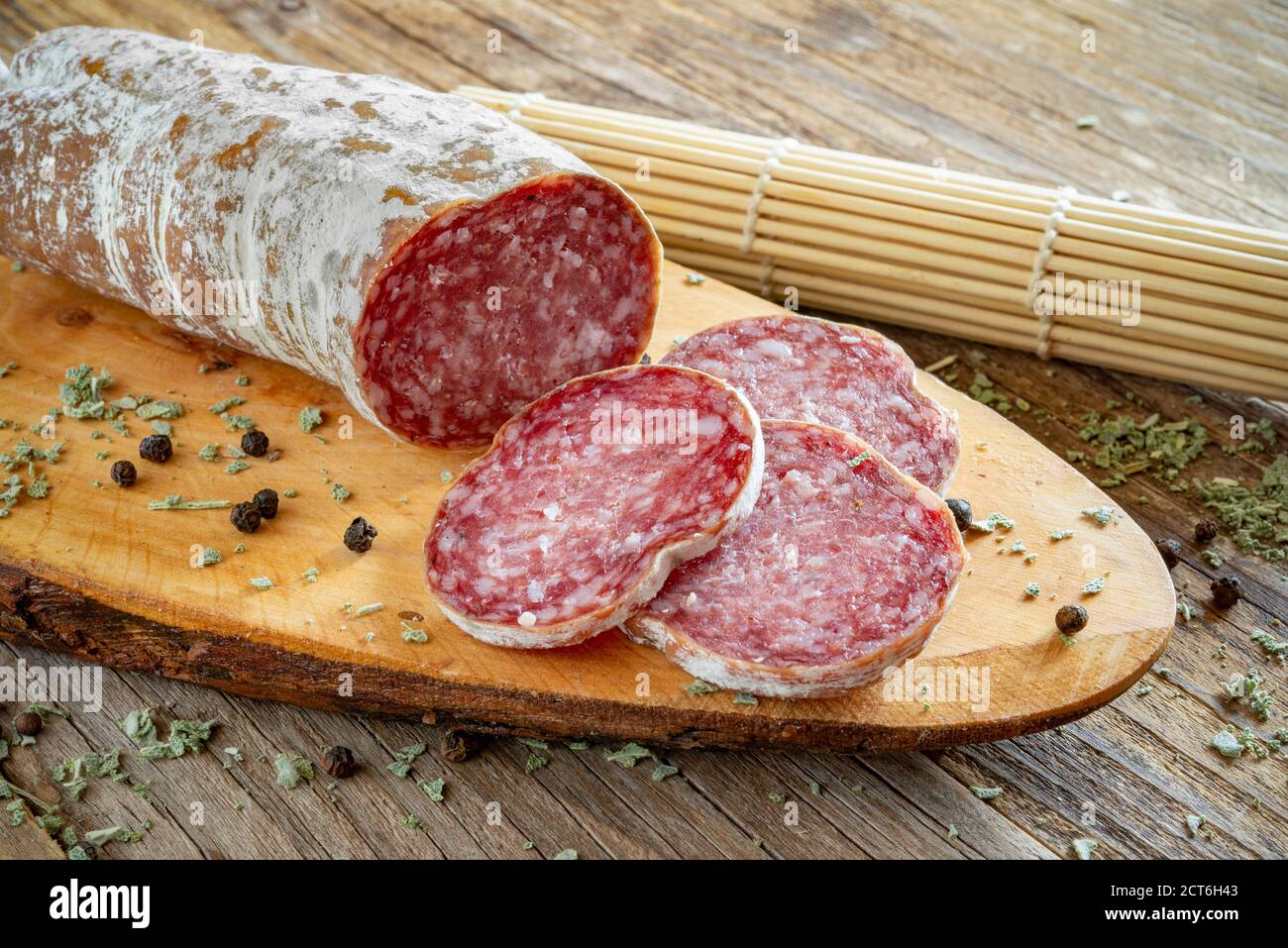 Salami Maison Italien Typique Avec Du Porc Banque d'image et photos - Alamy