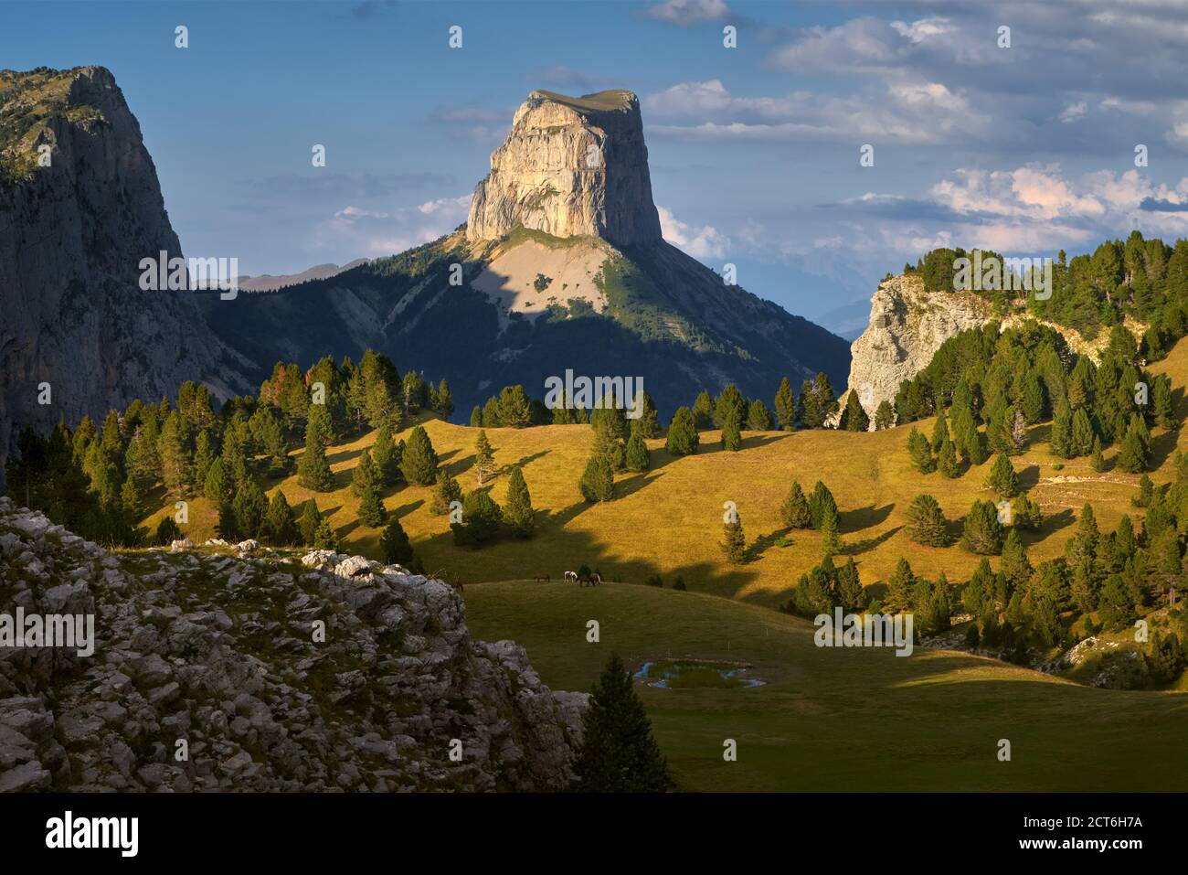 Mont aiguille en automne au coucher du soleil dans les hauts plateaux du Vercors. Parc naturel régional du Vercors, Isère, Rhône-Alpes, Alpes, France Banque D'Images
