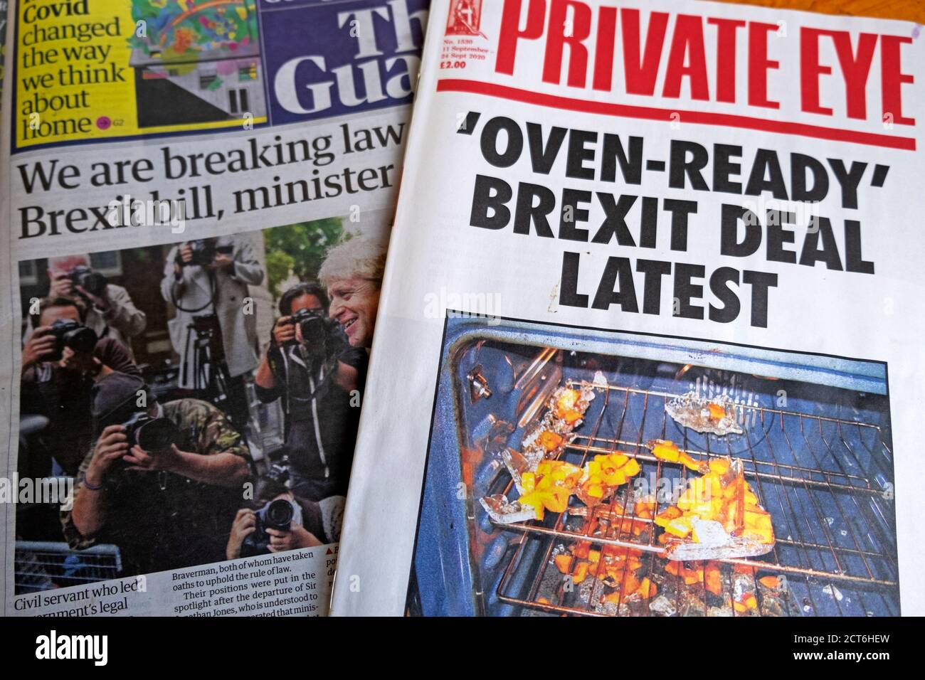 Magazine Private Eye couverture Boris Johnson « Oven-Ready » Brexit Deal Dernier numéro de septembre 2020 Journal Guardian « We are Breaking law » ROYAUME-UNI Banque D'Images