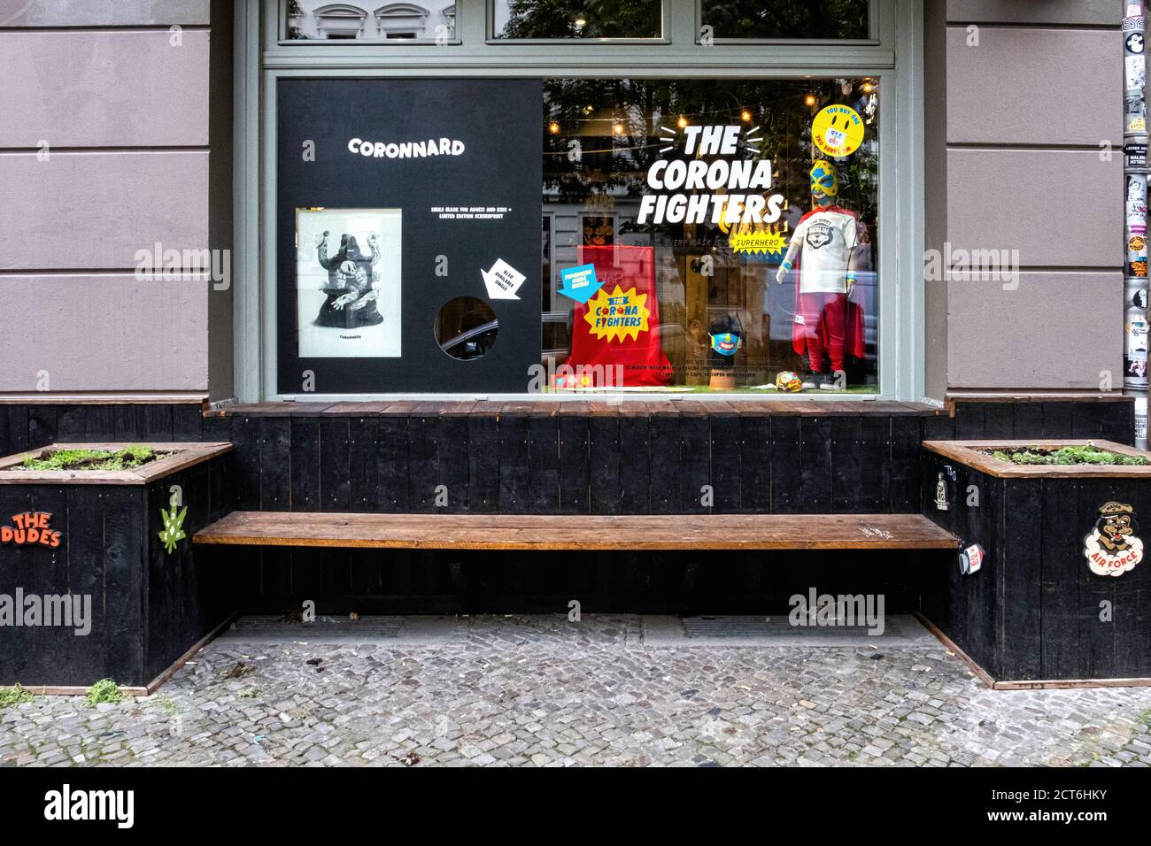 The Dudes Factory - magasin vendant des vêtements tendance, des imprimés et  des articles de fantaisie avec fenêtre d'affichage Corona, Kastanien Allee  87, Prenzlauer Berg, Berlin Photo Stock - Alamy