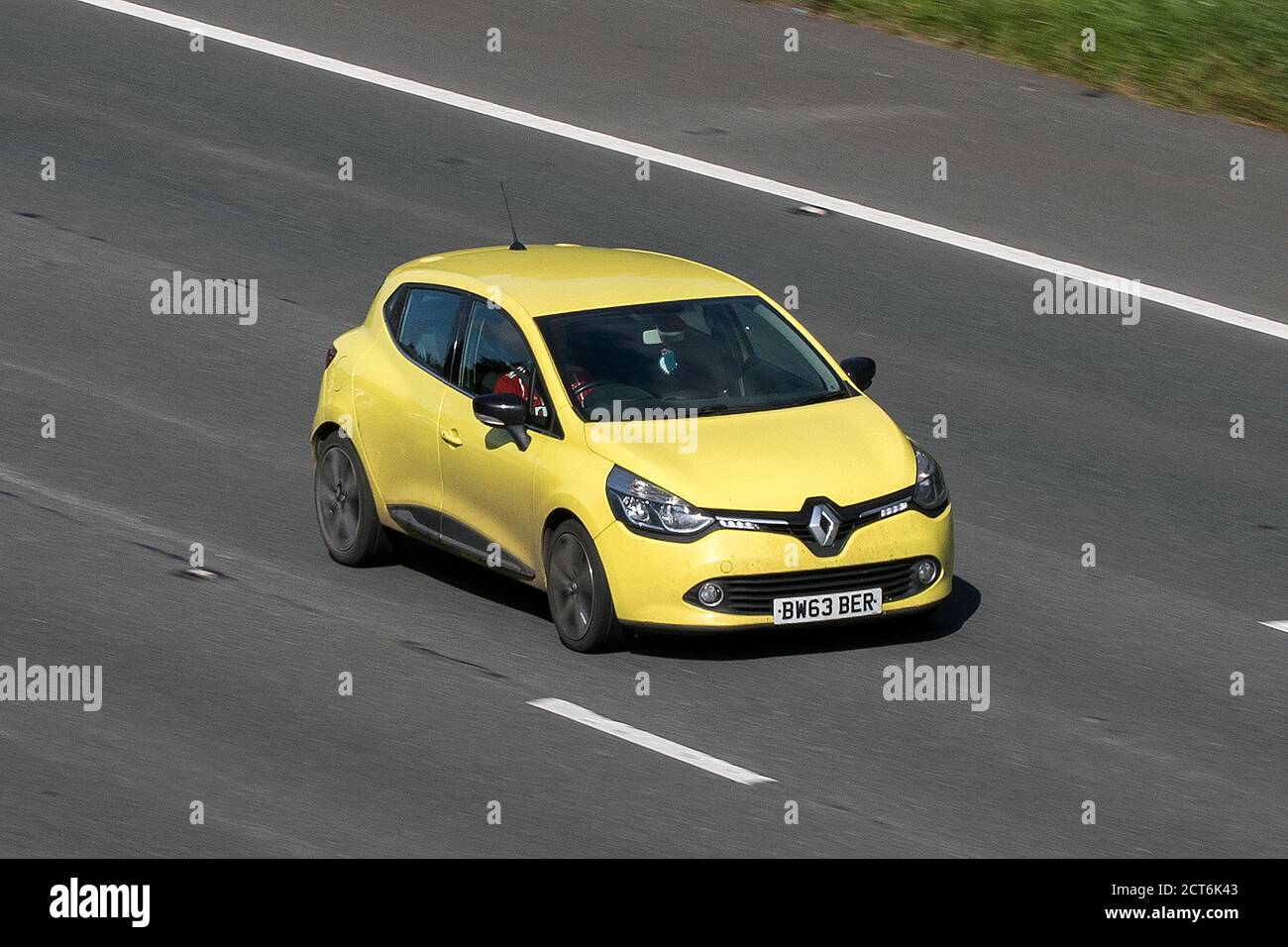 Une voiture jaune Renault Clio dynamique 2013 à hayon essence conduite sur l'autoroute M6 près de Preston à Lancashire, Royaume-Uni Banque D'Images