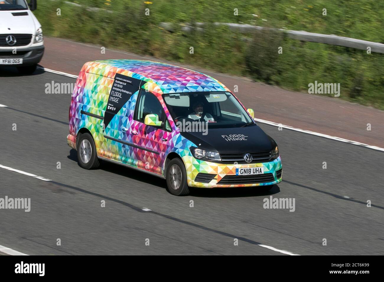 Floral image Delivery fleurs Volkswagen VW Caddy Maxi C20 Trendline LCV Panel Van Diesel conduite sur l'autoroute M6 près de Preston dans Lancashire, Royaume-Uni Banque D'Images