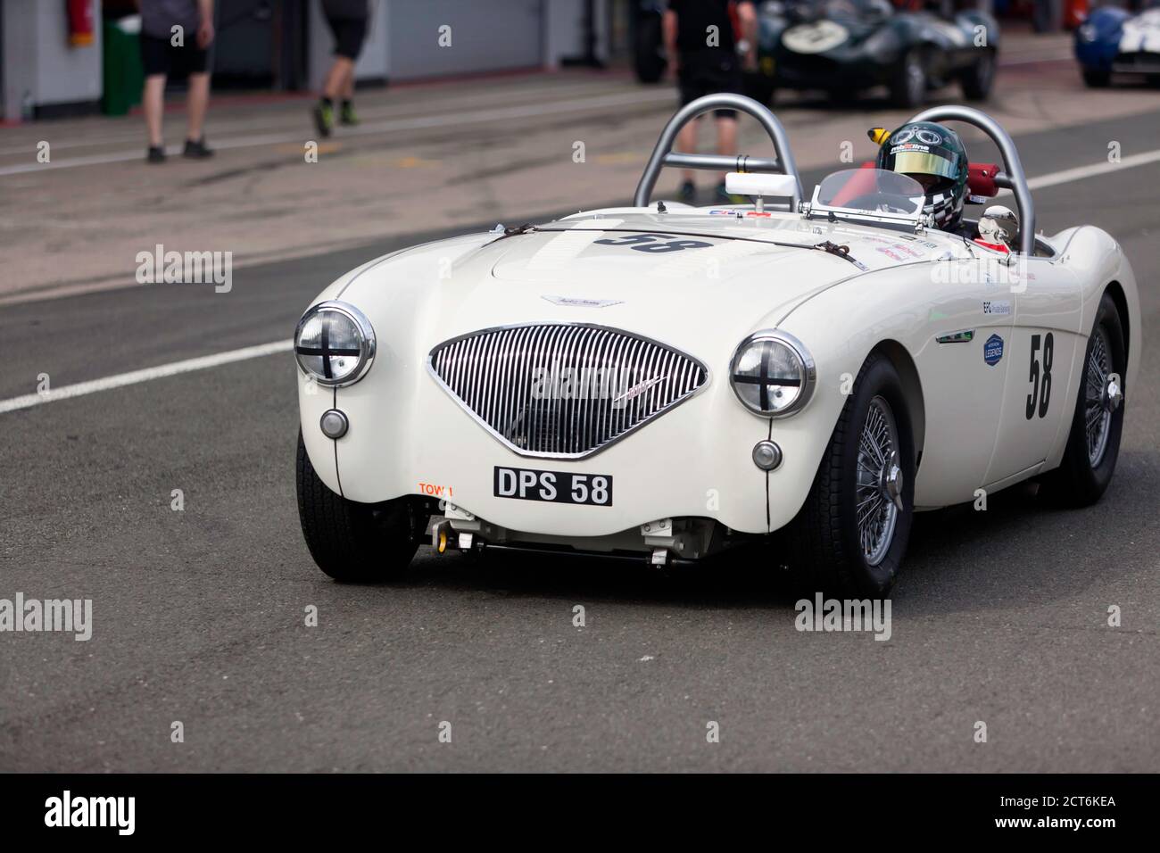 David Stanley a conduit son 1955 Austin-Healey 100 le Mans, sur la voie nationale de la Pit lors du Trophée RAC pour la session de qualification des voitures de sport avant 56 Banque D'Images
