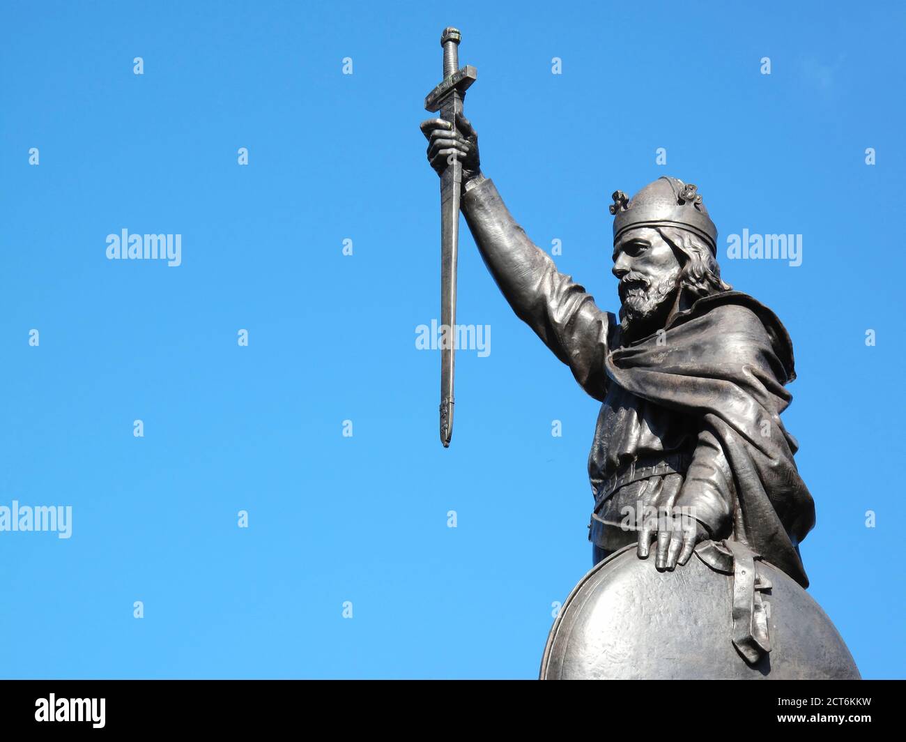 Roi Alfred la Grande statue érigée en 1899 à Winchester Hampshire Angleterre Royaume-Uni avec l'espace de copie qui est un populaire destination touristique atracti Banque D'Images