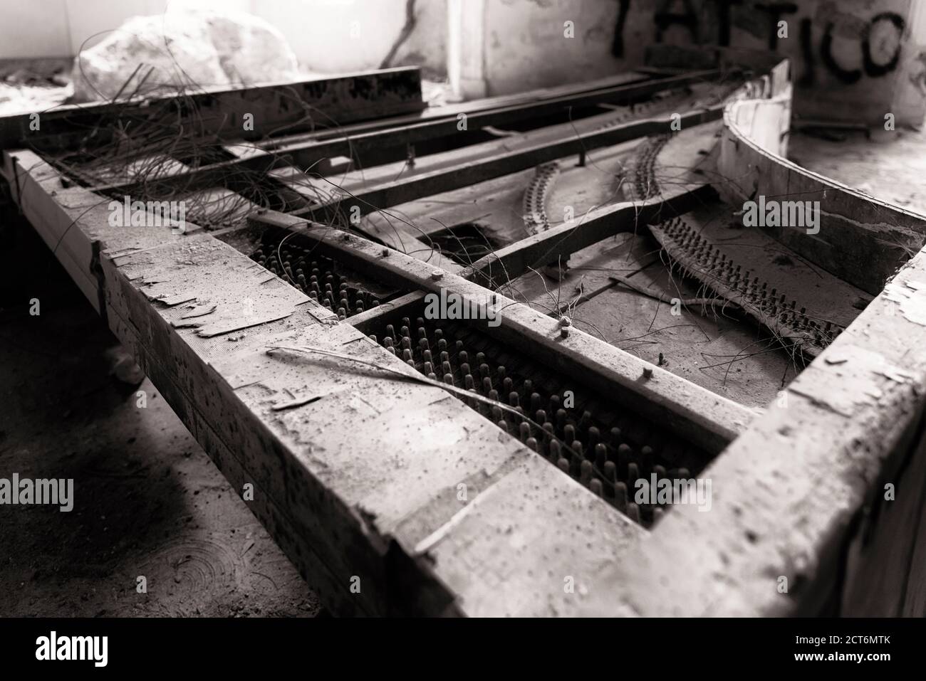 vieux piano dans une maison abandonnée Banque D'Images