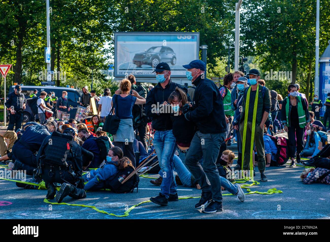 Amsterdam, pays-Bas. 21 septembre 2020. Les policiers arrêtent un militant de la XR (rébellion des extinction) pendant la manifestation. Pour la deuxième fois et dans le cadre de la nouvelle campagne sur le climat, des milliers de militants de la rébellion des extinction ont bloqué la route principale du quartier financier lors d'un acte de désobéissance civile pacifique. Grâce à ces actions, XR exige une Assemblée des citoyens pour une politique climatique équitable. Après quelques heures, plusieurs d'entre eux ont été arrêtés par la police néerlandaise. Crédit : SOPA Images Limited/Alamy Live News Banque D'Images