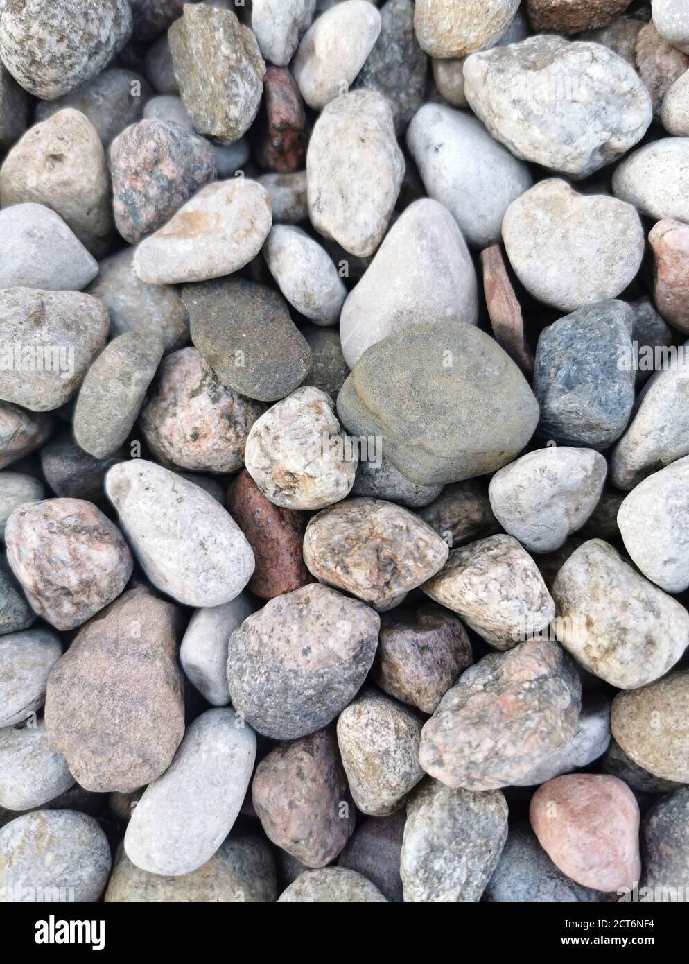 Pierres de rivière colorées. Un collage de rochers de rivière. Banque D'Images