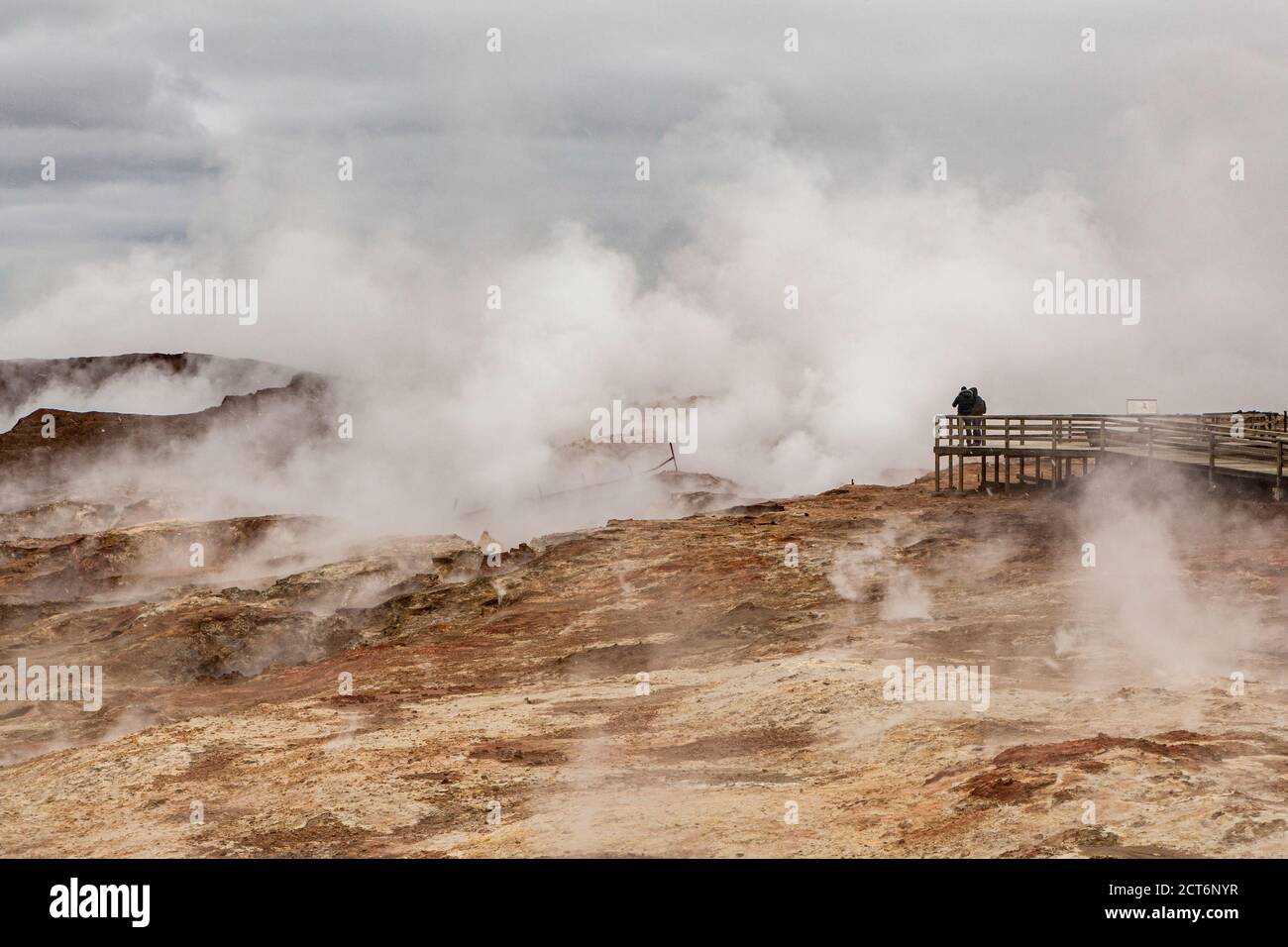Sentiers de randonnée dans les piscines de boue et les évents à vapeur de Gunnuhver, les plus grands d'Islande Banque D'Images